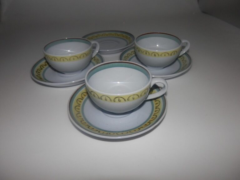 Read more about the article 3 Arabia Finland Demitasse Espresso Set Cups and Saucers  Crown Band MCM Vintage