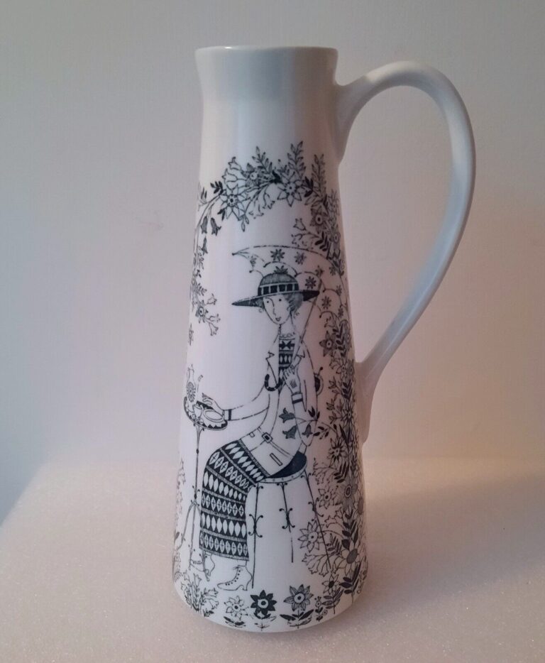 Read more about the article Vintage Arabia “Emilia” 8 1/4″ Scandinavian Jug/Vase