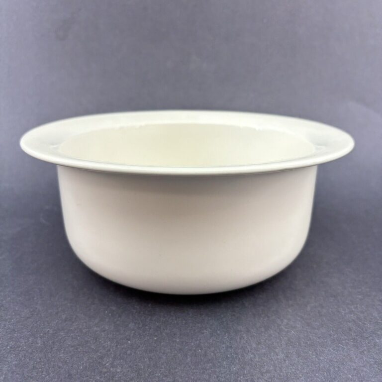 Read more about the article Arabia Finland Arctica Off White Vegetable Serving 8” Bowl Midcentury Modern