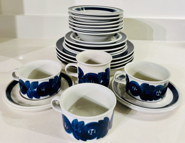 Read more about the article 1960s 19-Piece ARABIA OF FINLAND Anemone Blue Dish Set Designed by Ulla Procope