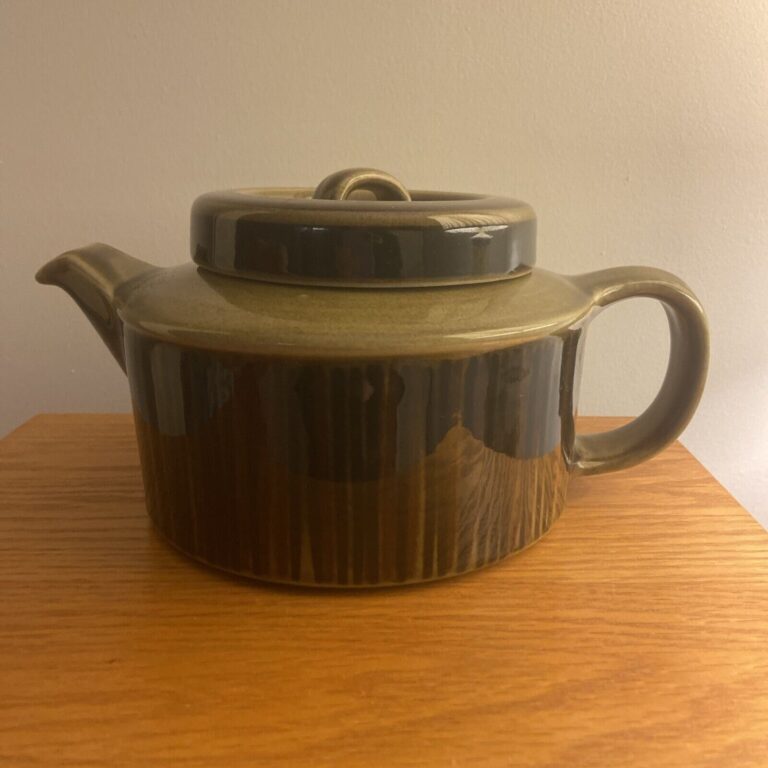 Read more about the article Vintage Arabia Kosmos Finland MCM Teapot 1960’s Mid Century Modern