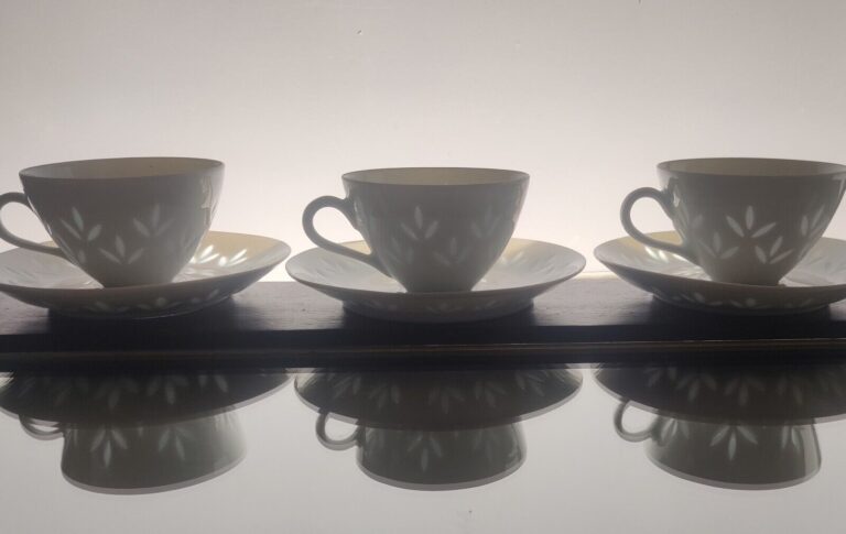 Read more about the article Arabia Finland  three sets of rice porcelin mocha coffee cup and saucer 1950s