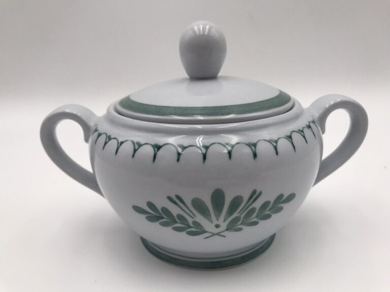 Read more about the article Vintage Arabia Finland Green Thistle Sugar Bowl Dish W/ Lid Circa 1955-1970