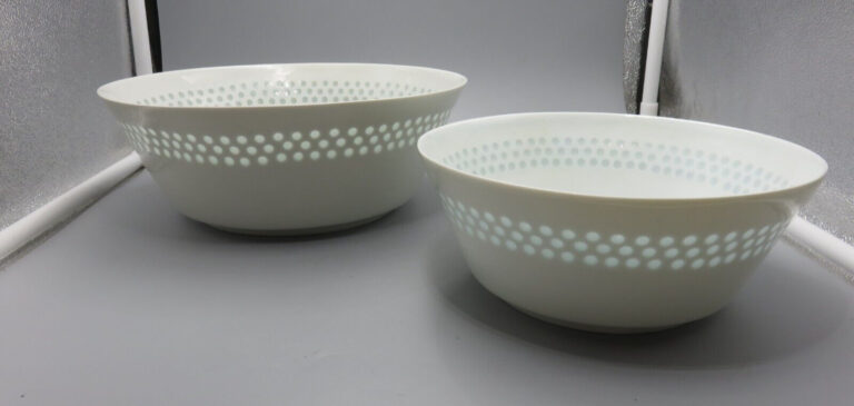 Read more about the article Set of 2 Vintage Arabia Dot Pattern Rice Bowls FHK Finland