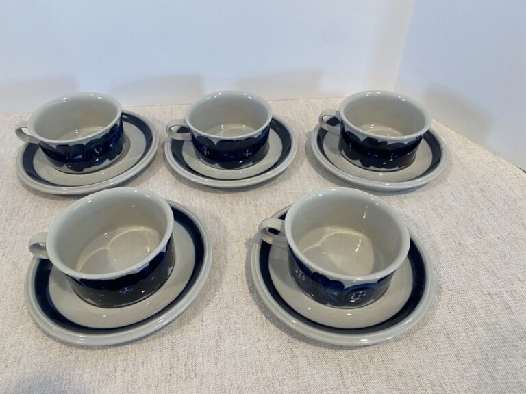 Read more about the article 5 SETS ARABIA FINLAND ANEMONE BLUE HAND PAINTED FLAT CUPS and SAUCERS