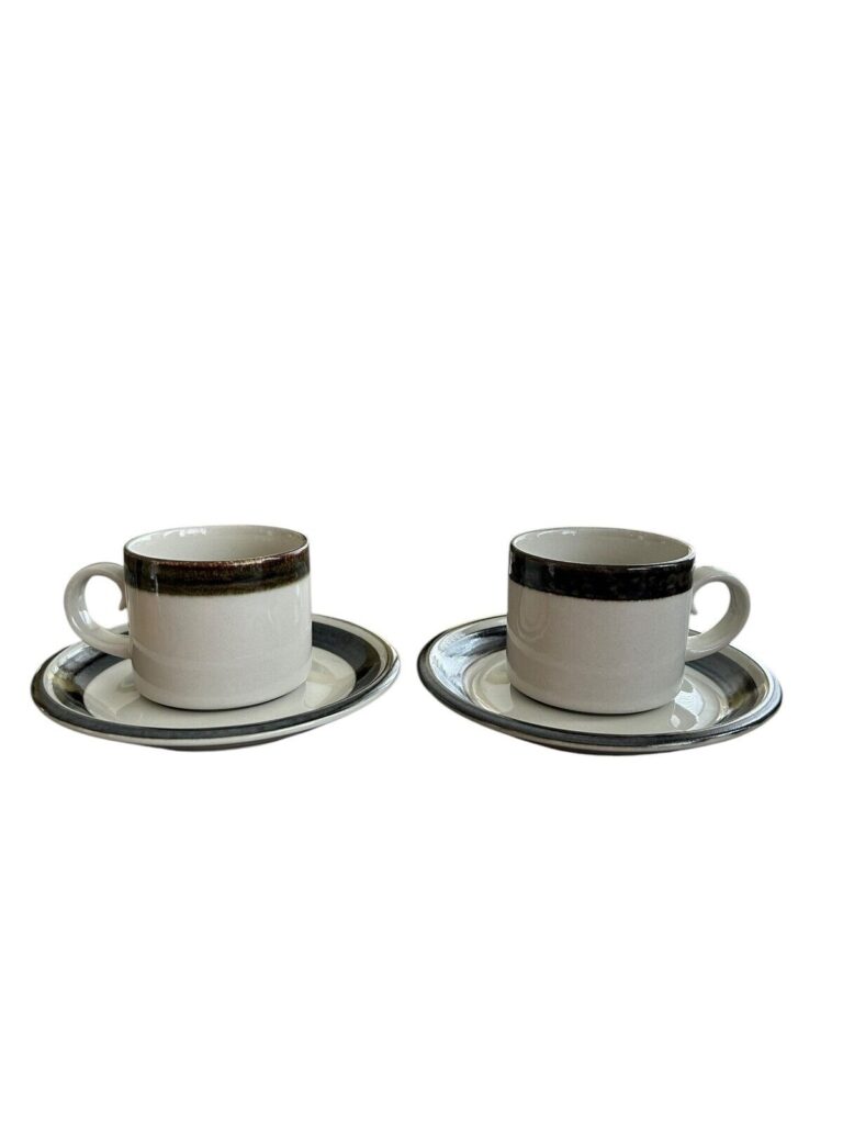 Read more about the article Set Of 2 VINTAGE Arabia of Finland Karelia Cups and Saucers