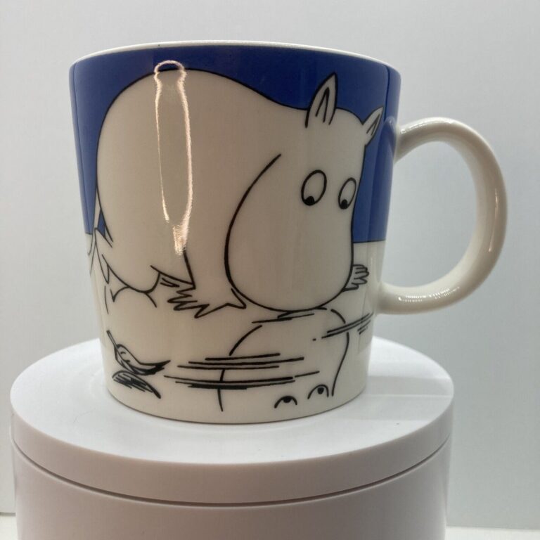 Read more about the article Moomin Mug Moomintroll “On Ice” RARE Collectible Arabia Finland  Muumi Muki