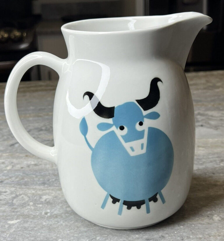 Read more about the article Vintage MCM Arabia Finland Large 8″ Blue Bull Ox Pitcher by Lasitteen Koriste