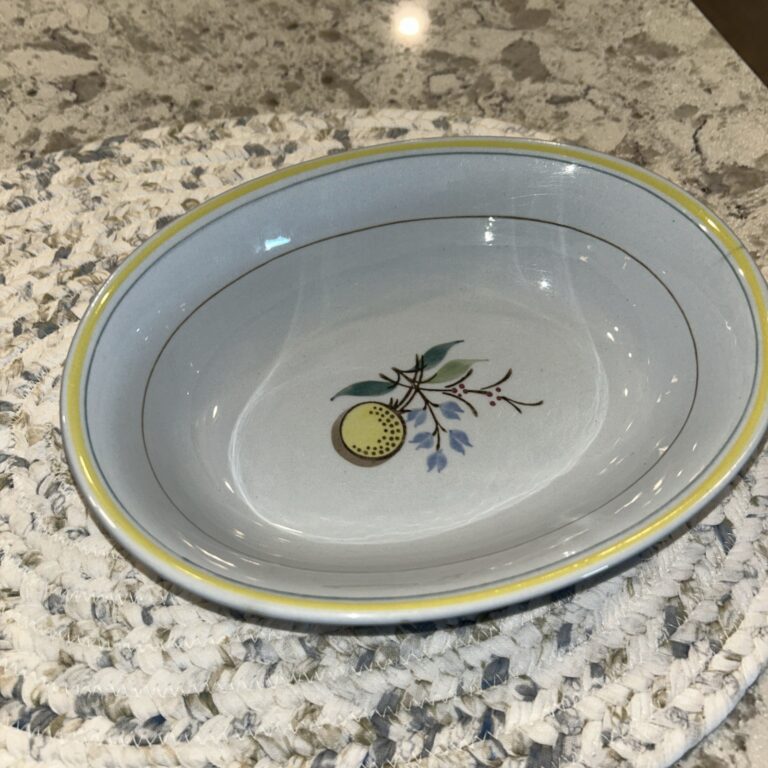 Read more about the article Arabia of Finland 9″x 7″ Oval Vegetable Bowl Windflower Rare Find Hand-painted