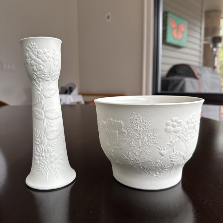 Read more about the article Vintage Arabia Finland Suvi Art Pottery Matte Finish Planter Pot and Vase