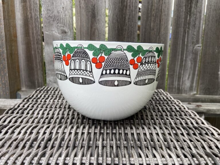 Read more about the article Vintage Kaj Franck Arabia Finland Enamel Bowl Garland Bells  Holly and Berries