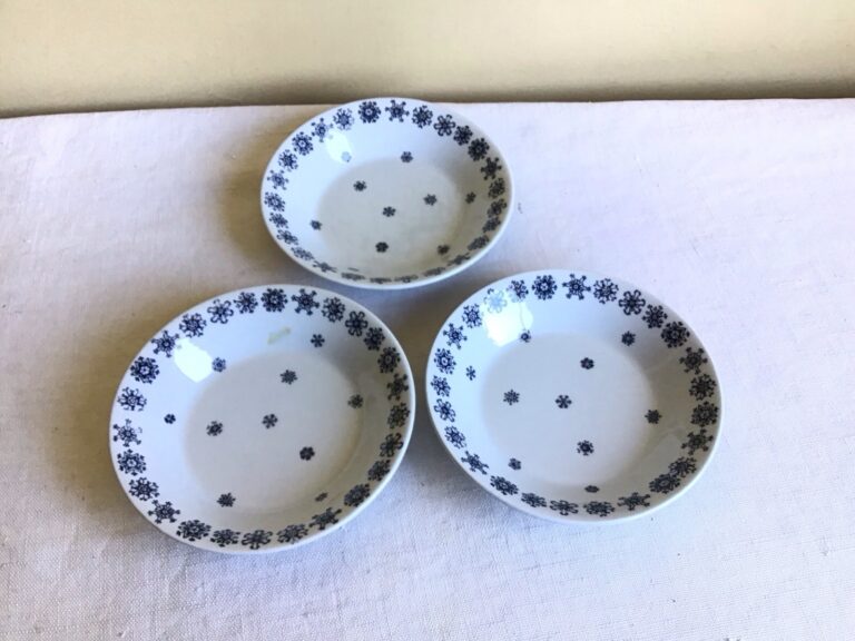 Read more about the article Vintage Lot Of 3 Arabia Finland Snowflake Blue White Round Desert Fruit Bowls
