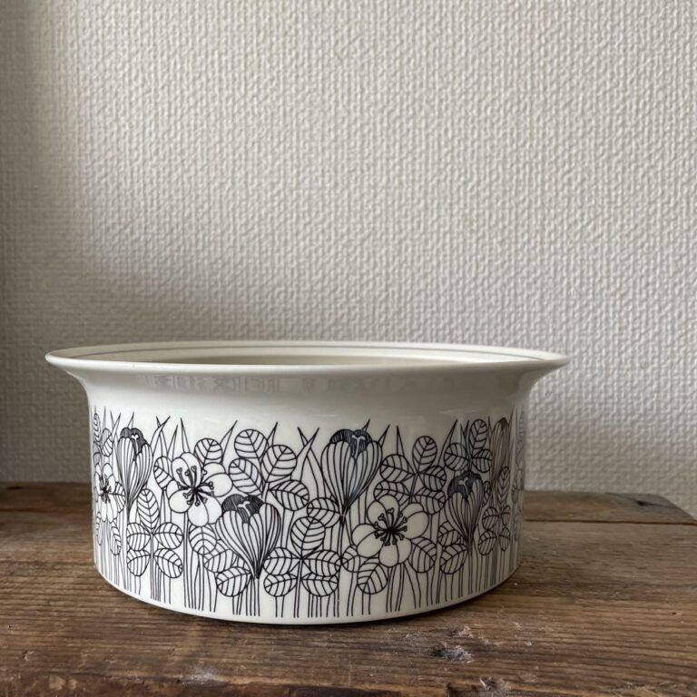 Read more about the article Arabia Krokus Vintage Bowl Finland Esteri Tomula 6.7 inch Used