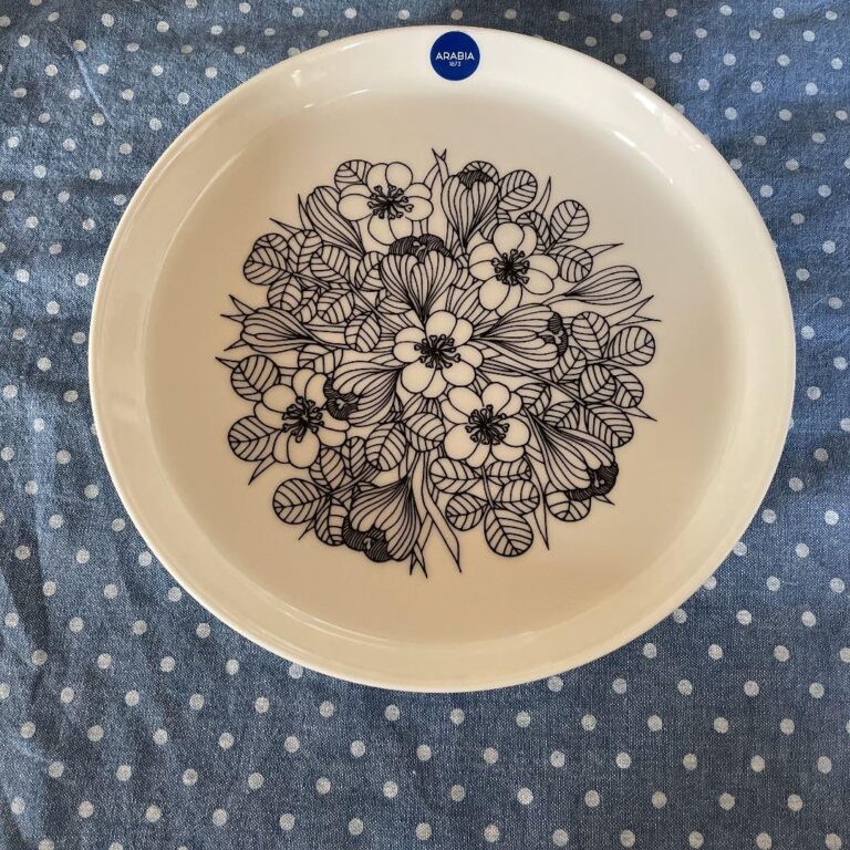 Read more about the article Unused Arabia Krokus Plate 19Cm