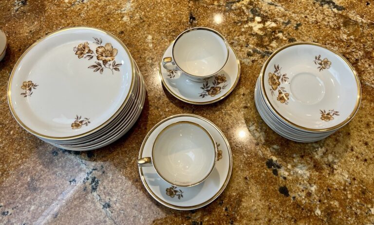 Read more about the article ARABIA FINLAND MYRNA  CUPS  SAUCERS AND DESSERT PLATES – SET OF 12 W/SUGAR BOWLS