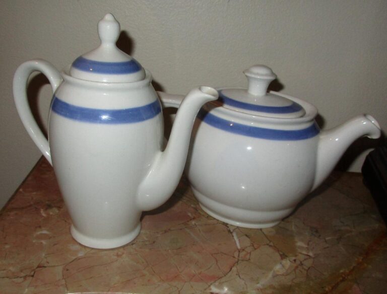 Read more about the article Vintage Arabia RIBBONS BLUE Teapot and Coffeepot