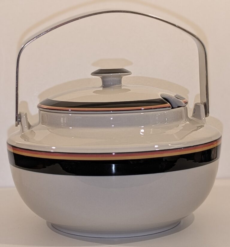 Read more about the article Vintage Reimari Stoneware Soup Tureen by Inkeri Leivo for Arabia of Finland RARE