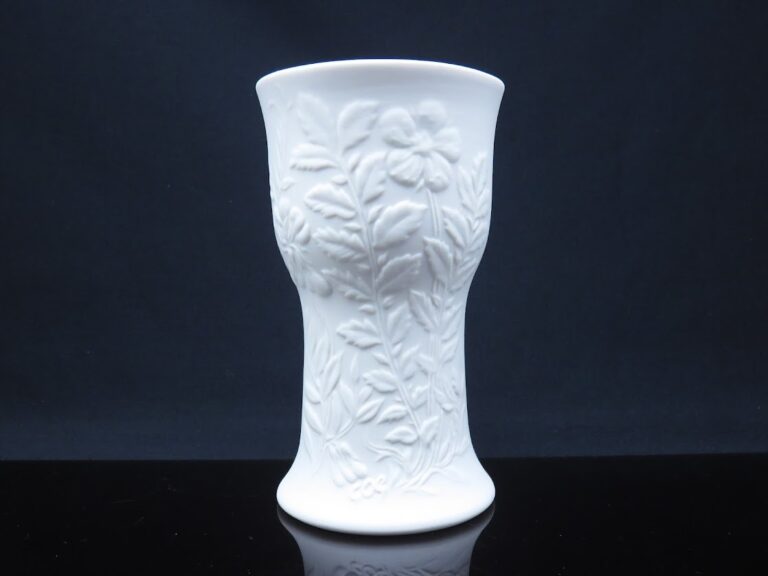 Read more about the article Arabia Suvi Flower Vase White Danish Design