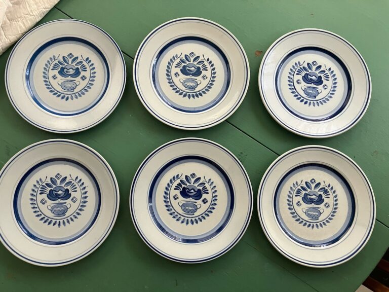 Read more about the article Arabia Finland MCM Blue Rose Dinner Plates 10 1/8″ Set of 6 XLNT Condition