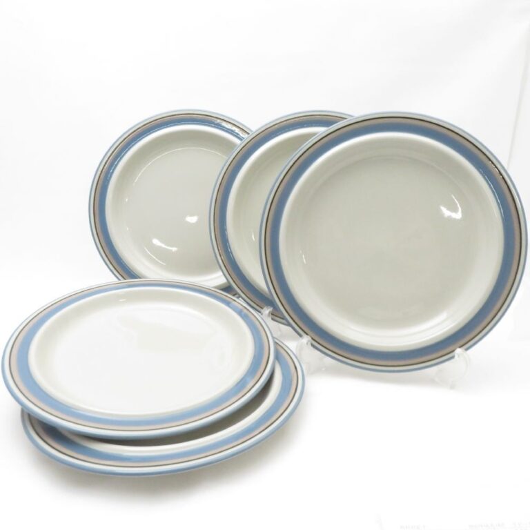 Read more about the article Arabia uhtua medium plate set of 5 24cm plates old engraved