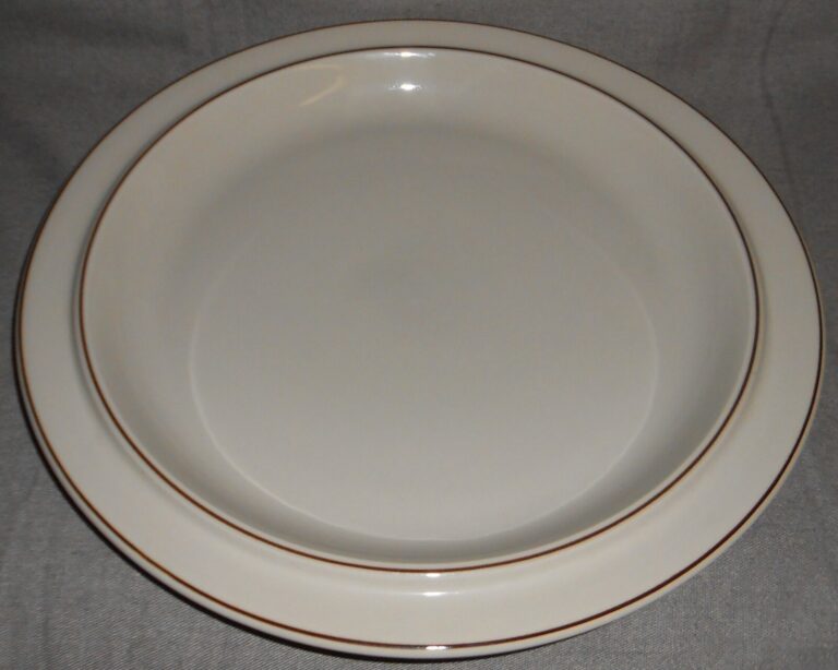 Read more about the article Arabia FENNICA PATTERN 13 1/4″ Chop Plate or Platter FINLAND Mid Century Modern