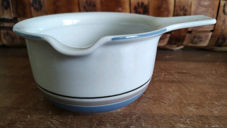 Read more about the article Arabia of Finland UHTUA Open Sauce Gravy Boat Vintage 80s Stoneware Inkeri Leivo