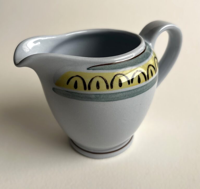 Read more about the article Vintage Arabia Crown Band Pattern Creamer