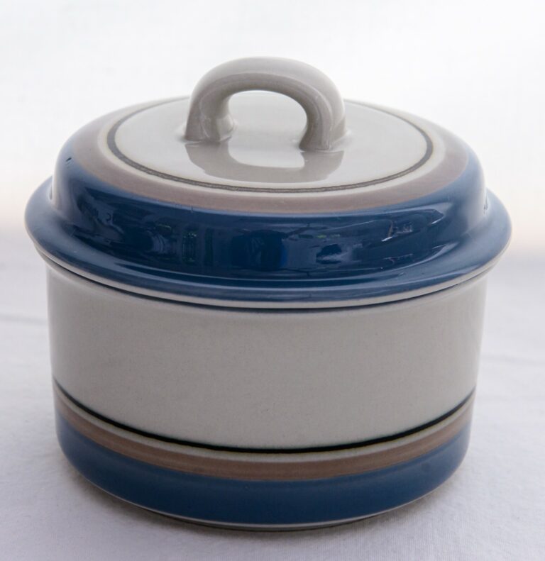 Read more about the article Vintage Arabia Finland Uhtua Sugar Bowl with Lid  3/4″ Inkeri Leivo