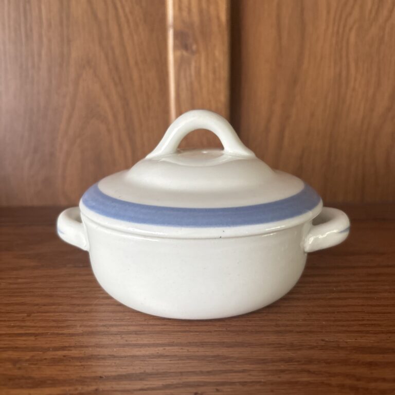 Read more about the article Arabia of Finland Individual Casserole Dish and Lid  Ribbons Blue Discontinued