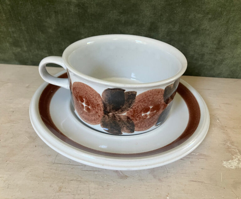 Read more about the article Arabia of Finland Rosmarin Brown Cup and Saucer Set 1960’s Hand Painted