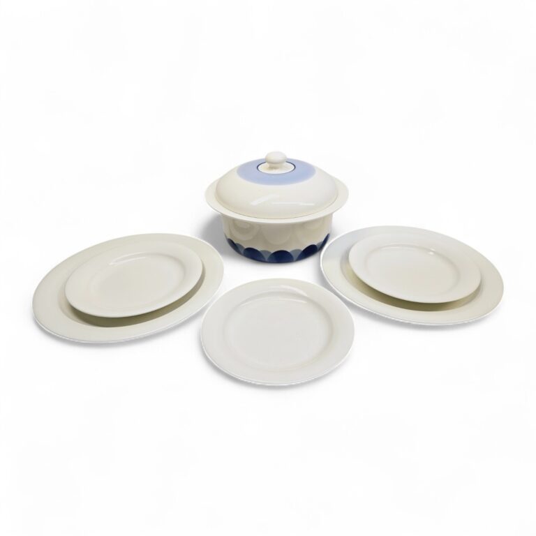 Read more about the article Arabia “Arctica” – Dinnerware set with 5 plates and a serving pot – Finland