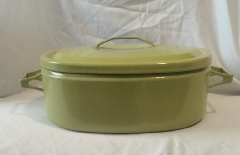 Read more about the article Vintage MCM Lime Green Arabia Finely Large 11.5″ X  8″ Oval Pot W/Lid  Finland