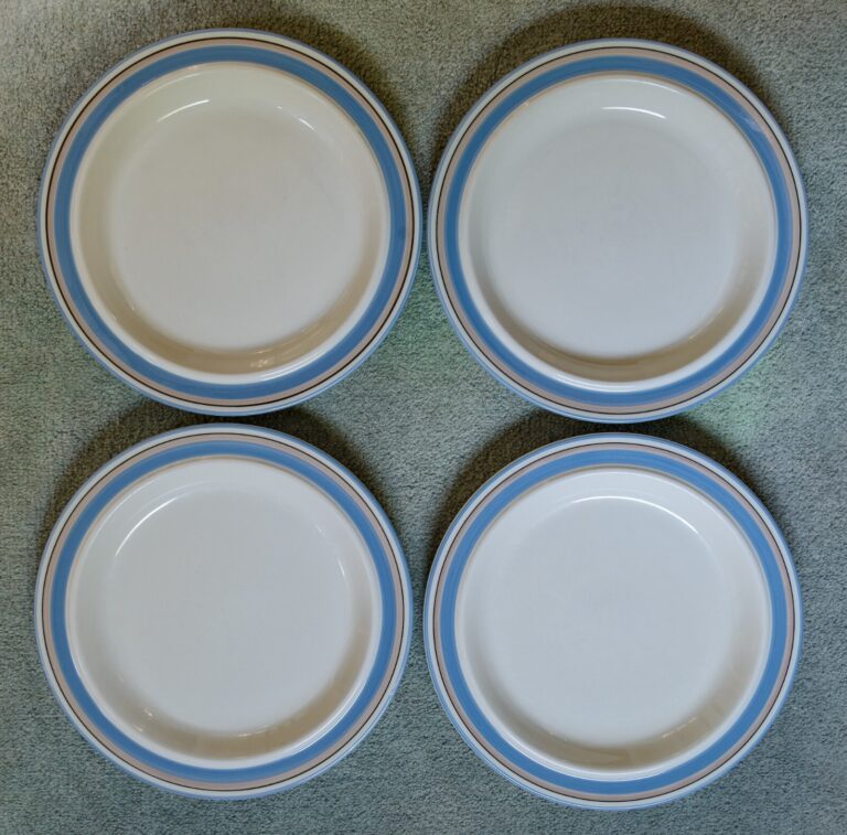 Read more about the article Vintage Arabia of Finland Uhtua Stoneware DINNER PLATES Set Of  4 size 10″