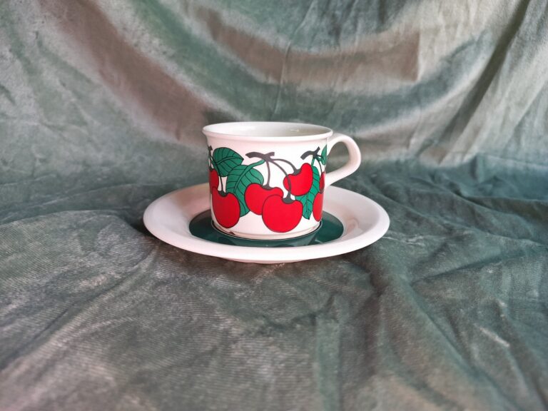 Read more about the article Vintage Arabia Finland Kirsikka Cherry Theme Coffee cup Inkeri Seppala lot5