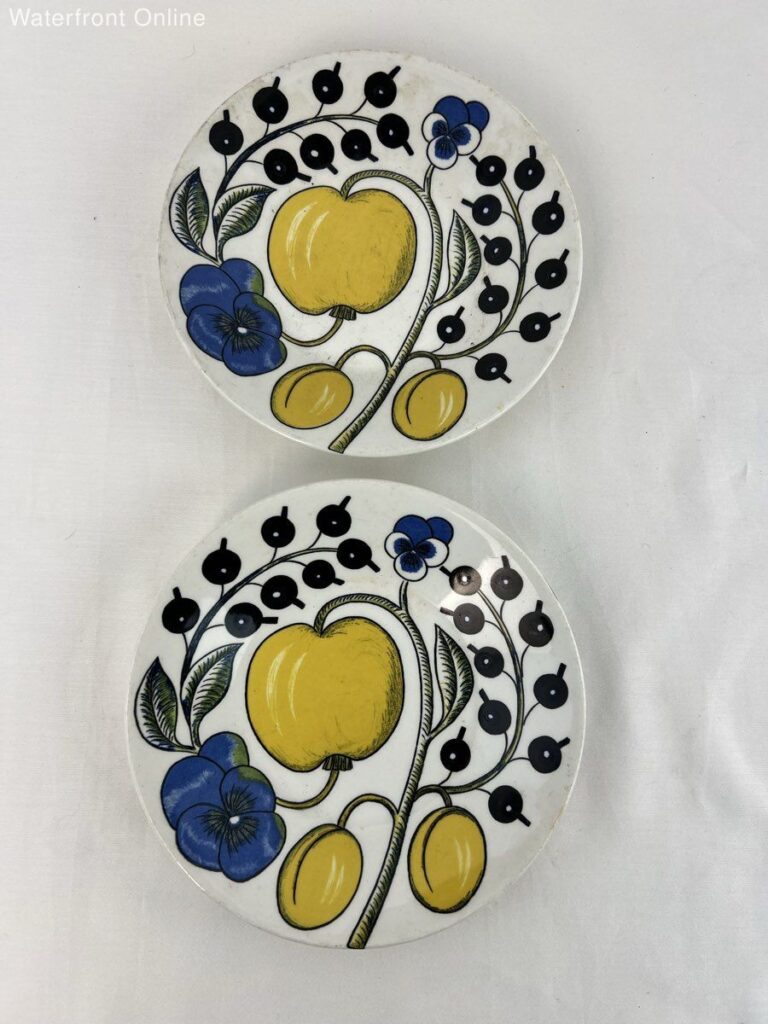 Read more about the article Vintage ARABIA FINLAND 1970 Paratiisi Pansies and Fruit Bread Plate Set of 2