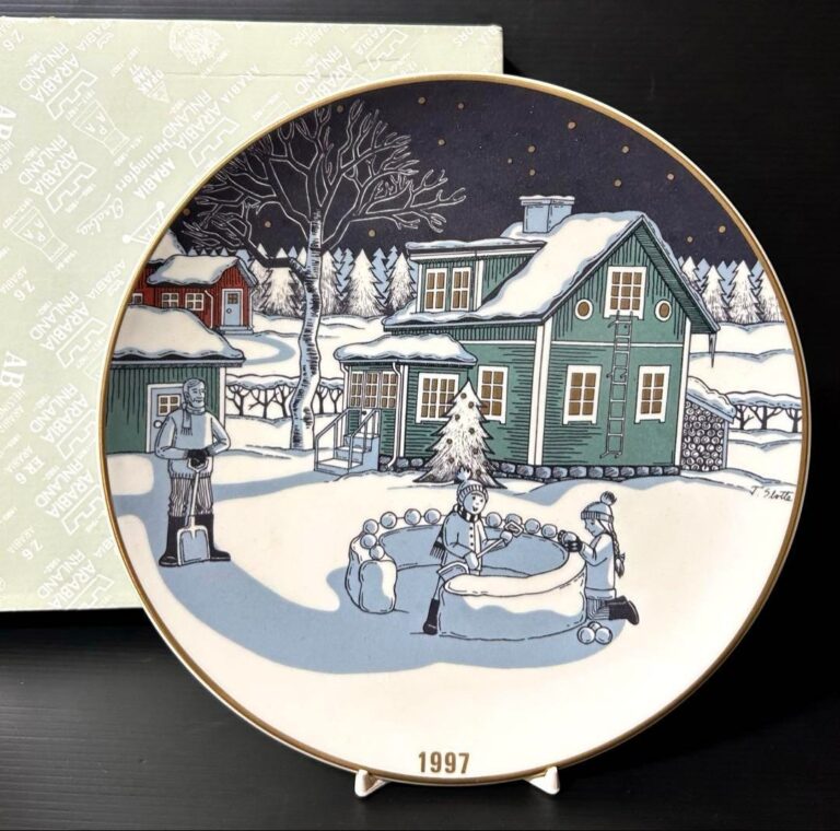Read more about the article Original box included. Unused ARABIA Christmas Plate 1997 8.8 inch