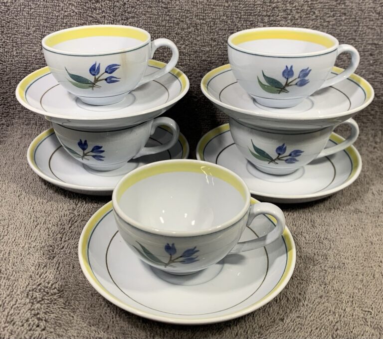 Read more about the article Arabia Finland Wind Flower Demitasse or Tea Cup and Saucer Lot Of 5 Sets READ