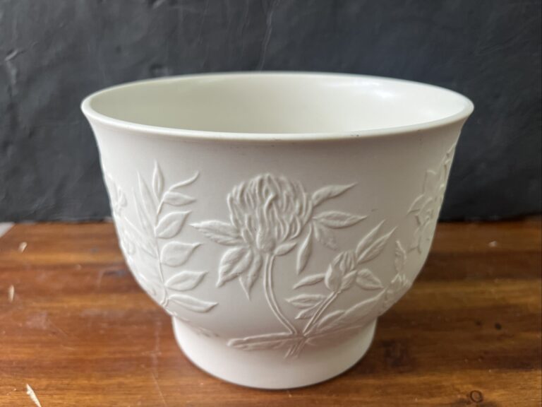 Read more about the article Vintage Arabia Finland Suvi Art Pottery Matte Finish Planter Pot
