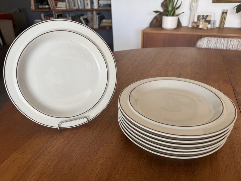 Read more about the article SET OF 7 ARABIA FINLAND FENNICA 10″ STONEWARE DINNER PLATES
