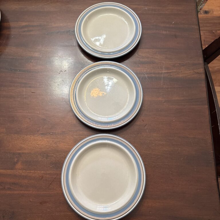 Read more about the article Arabia Finland Uhtua Plates Salad 8″ Set of 3 Blue Tan Bands Vtg Stoneware Side