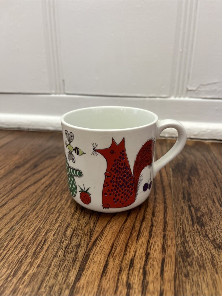 Read more about the article VTG Arabia Finland Colorful Animals Pig Cat Fox Mouse Bee 4-64 Small Cup 3” Rare