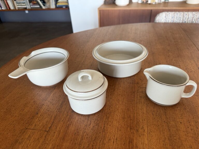 Read more about the article VINTAGE ARABIA FINLAND FENNICA 4 SERVING PCS SUGAR CREAMER GRAVY BOAT BOWL