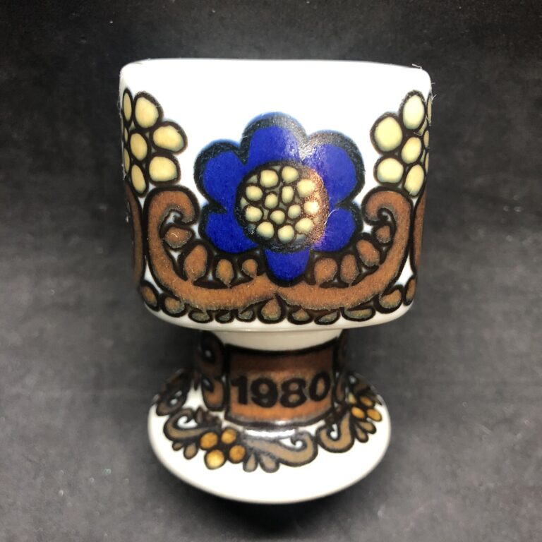 Read more about the article Vintage Arabia Egg Cup Annual Kalevala Finland 1980 Footed Blues and Browns Rare