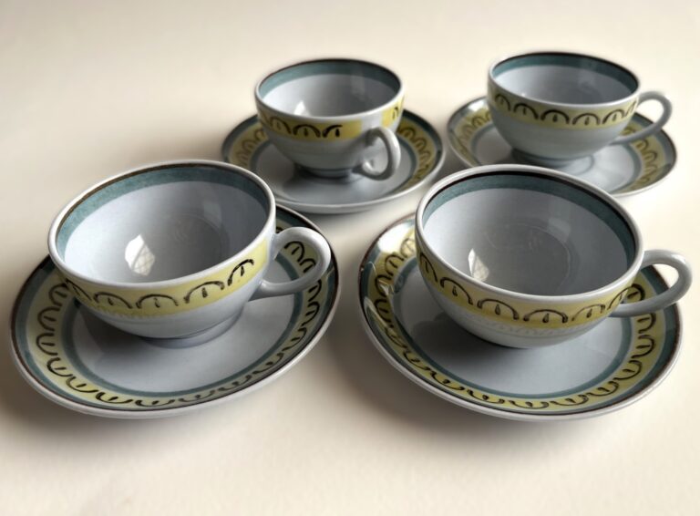 Read more about the article Vintage Arabia Crown Band Pattern Set of 4 demitasse cups and saucers