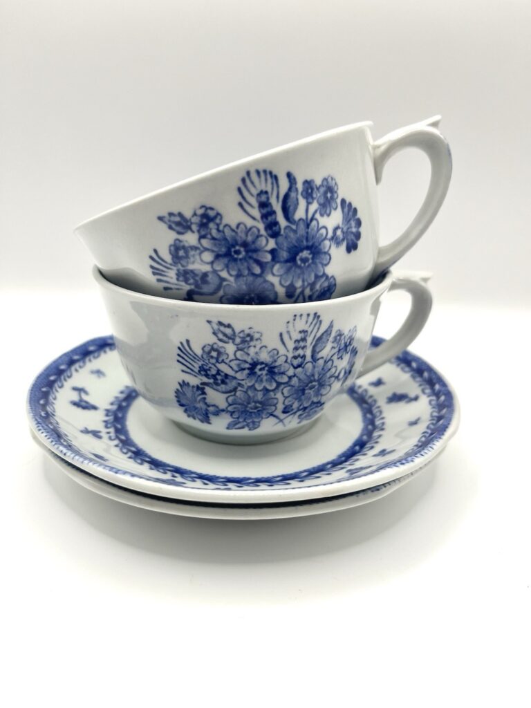 Read more about the article Vintage Arabia Finland 2 Old Blue Finn Flower Tea Cup and Saucer Set