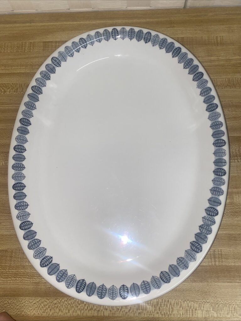 Read more about the article Vintage MCM Arabia Of Finland Linnea Pattern Oval Serving Platter 14”x 11”