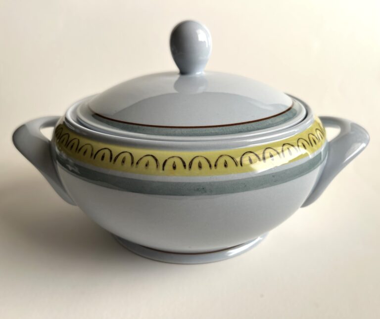 Read more about the article Vintage Arabia Crown Band Pattern Covered Serving Dish