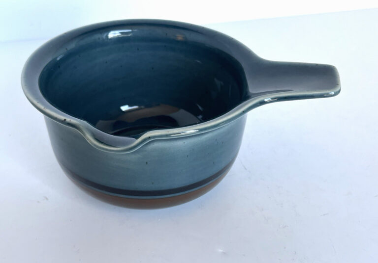 Read more about the article Vintage Arabia of Finland MERI Blue Sauce Gravy Boat
