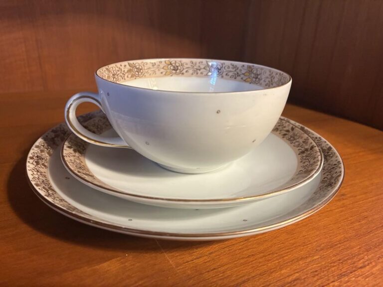 Read more about the article Arabia vintage trio set series name unknown