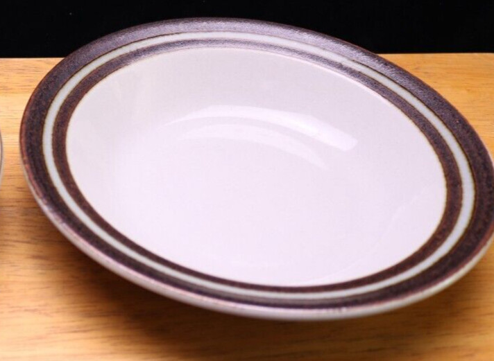 Read more about the article Arabia of Finland KARELIA  Rimmed Soup Bowl 7 3/4 ” Brown Bands Grey Stoneware